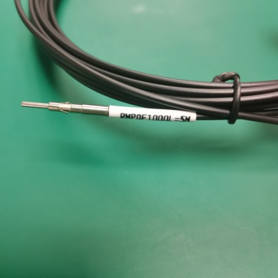 Details of the RMPOF000B fiber optic interface for high-speed trains, featuring a locking mechanism.